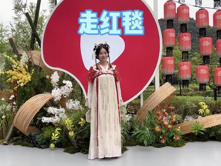 林呱呱第一次走红毯,没见过世面啊~ #我是林呱呱 #205女生宿舍 #女生宿舍