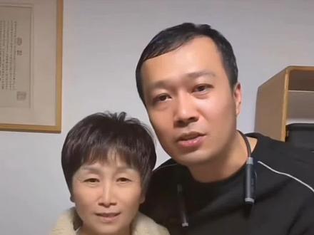 #甘宇翼 的妈妈,今天终于在直播间露面了,两母子非常开心,都非常有礼貌,相互夸赞对方,妈妈说开车也得笑,睡觉也在笑,上班也在笑,应该是这33年来,他过的最开心的一个春节了!一家人真的是基因非常强大,非常正能量,非常幸福,祝福他们!#商朝阳 #宝贝回家