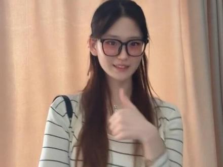 素颜➕黑框眼镜➕特效➕三天没洗头#咏春摇 #175cm #04年 #不就反差吗这题我熟