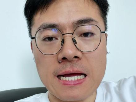 iOS26.5 正式版体验来了!续航变强?这次壁纸真的绝了! iOS26.5 正式版今天推送,第一时间升级体验。
这次我最喜欢的新功能,居然是“渐变彩虹壁纸”!
支持最多12种颜色自定义,锁屏解锁动画高级感直接拉满。
另外提醒事项、订阅分期等功能也有升级。
至于大家最关心的续航,目前感觉比 iOS26.4.2 更好,
但刚更新完还在适配期,真实续航等我三天后再给大家实测。
更新建议:
✅ iPhone17 系列、已升级 iOS26 的机型:直接冲
🤔 iPhone15/16 系列:看需求
⚠️ iPhone14 及以下:建议谨慎更新
#iOS26 #iOS265 #iPhone17 #苹果更新 #苹果壁纸