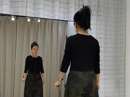 《小村烟火》广场舞0.9倍速带跳
#原创编舞 #小寒六六编舞 @小寒六六 #广场舞dou起来 #广场舞背面教程 #抖音热歌