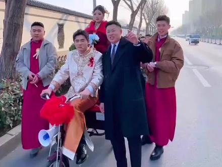 滕州骑三轮车接亲新闻 #滕州骑三轮车接亲 #骑共享单车接亲 #低碳环保绿色出行 #主持人倪爽 #文明接亲