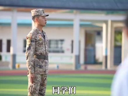 国防课堂:挺拔身姿,铸就坚毅品格。
“看,解放军叔叔的正步多么英姿飒爽!”在921医院官兵的悉心指导下,国防教育课不再是枯燥的文字,而是充满力量的亲身体验。#国防教育公开课 #八一爱民学校