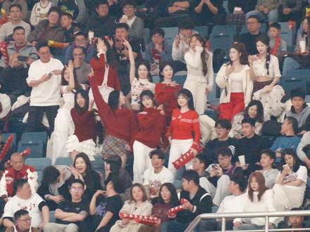 怎么回事,第一次在CBA看见两只啦啦队一起跳舞,都怪你们,本来啦啦队都对着我们跳舞#浙江广厦#CBA #浙江稠州金租男篮