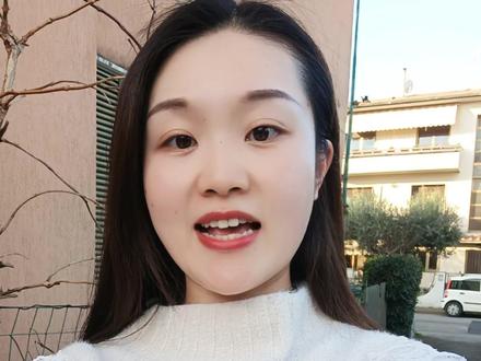 我是浙江的,浙江温州的,现在居住在意大利佛罗伦萨,这每年的二月份啊,意大利都有个节日叫carnevale,也就是的狂欢节,人们会有化妆舞会,彩车游行和戴假面具来庆祝,家家户户还会买一种特色饼干吃,你们知道那个饼干在佛罗伦萨叫什么吗#意大利 #狂欢节 #同城热门 #佛罗伦萨#海外生活