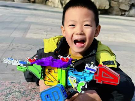 无双豪龙真的很震撼呀,寒假又过一天,你们放假都在玩什么呀? #变变荣耀 #数字积木 #变形玩具 #玩具 #男孩玩具