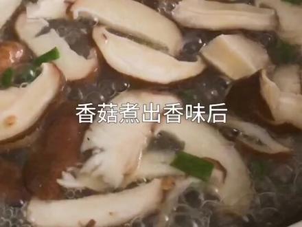 #家常菜 家家不寻常,别具风味的香菇炒菠菜苗,清爽更下饭!@抖音小助手 @抖音美食