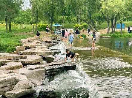 大于河漫水桥露营自驾攻略 潍坊周边宝藏露营地!开车直达河边,河边玩水摸鱼,遛娃神地 地图导航山东科华电炉,这里是大于河景区,大于河露营地,继续往西走,过了桥就到了,露营地在桥北侧。开车要从路南入口进,入口有个10厘米左右的小桩子,进去左拐穿过桥底就能到桥北侧,普通轿车完全可以通过!
桥北侧这里有个漫水桥,是娃们的快乐天堂!穿着拖鞋或雨靴,拿着水枪,边趟水边滋水玩耍,娃快乐得不想走!
这边树木高大茂密,几乎不用带天幕,大树底下全是天然树荫,车可以直接停在树荫下,烧烤做饭都方便。 河东河西两岸都能搭帐篷,原生态的感觉,就像小时候老家旁边的小河崖。记得带拖鞋,公共厕所在河东岸,要穿过漫水桥过去。这里也有卖拖鞋的。
在这里,你可以找回儿时的夏天
河水潺潺、树影斑驳、娃在打水仗、钓鱼佬甩两竿
这才是带娃露营的正确打开方式啊!文明露营,垃圾带走。点个关注,带你一起解锁更多隐藏露营地!# #夏日含绿量已达百分百 #超会玩派对 #青年创作者成长计划#露营烧烤地点推荐 #周末去哪儿