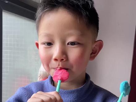 刘二宝今天做的挑挑棒棒糖🍭#橡皮泥手工棒棒糖 #彩泥棒棒糖 #棒棒糖手工 #棒棒糖的做法 #能吃的橡皮泥