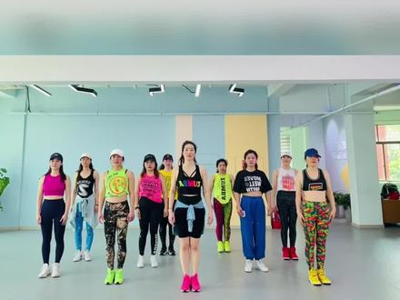 歌名Sexy And I know it记得收藏有空跳哦#抖音小助手 #尊巴 #完整版 #零基础学舞蹈