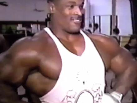 从一个臂围只有51cm不起眼的小伙,到后面开鬼背秒杀全场-10分钟视频告诉你,罗尼库尔曼的崛起#精神氮泵 #励志健身#每日肌汤