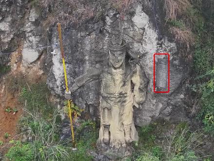 重庆深山里的二郎显圣真君雕像,目光炯炯有神,正义感十足,周围杂草丛生,看似已经荒废了,不知是何人把他请到了这里。#二郎神#清源妙道真君#神话人物#祈福#见者好运