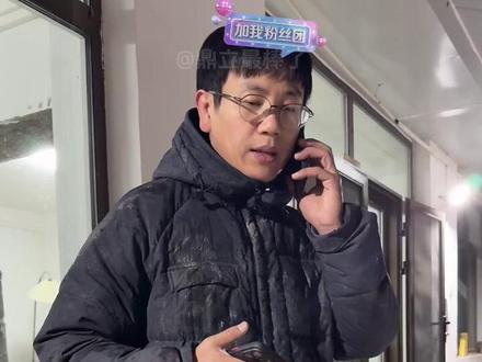 骏良 2025-12-15(2/2)
『购物省流:今晚直播间有冰箱贴。台历月底出,毯子质检报告刚到,非常满意!十五天之后上线;帆布包后天可能可以上了』
今晚播不了太久,一会要赶车;雪天路滑,迟到了二十分钟,还没放狗就点开直播了。正好大家可以看到凤儿和莲梅在其他狗没过来之前是怎么闹腾的,可活泼了;今晚先放狗再回来扫地;骏优的衣服口袋都漏了,整整两部手机放进去都漏到衣服底了;小鼠的胆子实在太小了,狗狗离他三十公分他就开始嚎叫讹狗了,其他狗见状既然都被讹了就干脆打他一顿;宝女的衣服又有点烂了,小魔童真是不得了;小犄角赫尔退和三犄角胃口不错,吃得挺好;给大家展示碳的三个可爱胖闺女,黄男也跑进来窝里了哈哈哈;24一出来就不想回去笼子。豆措女士也出镜了,可爱!;小宝蒜皮天狼出笼依然飞扑骏良,粘人精们真可爱。蒜皮学会跳了,差点跨过大海猪了。黄黄这俄罗斯大跳扑人更是了得;骏良想打扰黄黄拉屎没得逞,黄黄学聪明了;大海猪又把猪爪子伸骏良嘴里了,小虎打架直接被主播拎起来了;场外观看人数:1.0万!快进来吧哈哈哈,正好凑10万+;小杜的衣服不知道哪去了,后来发现是浓眉大眼的胖宝宝隔着笼子贪污了!磨牙棒一分天下又安静了,好孩子换了个窝点自个偷吃;小杜又穿上了衣服,看起来很喜感;胖宝宝磨牙棒又被人偷走一根,最后又自己变出来了,难道是没被偷?;一只藏獒突袭黄黄,小宝也过来吃醋;天狼的衣服丢了跑黄黄窝里去了,这到底怎么个事啊,小虎你好好想想啊有没有危险?吸思鼻孔啊!;小杜抢胖宝磨牙棒被骏良当场抓获,买磨牙棒哪能不付款啊。;好孩子的症状已经好很多了,之前的肿块已经消除了一些了,有所好转;小宝和黄黄又打起来了,小虎和豆豆都过来掺和了,还好没啥事,就是黄黄身上又一身口水,老猪也没事,被骏良喊桌子底下去了。
明天不播,后天播。
视频为完整回放,希望各位小伙伴们把有趣片段时间轴评论在评论区里;字幕为剪辑软件自动识别,如有错误还请uu们弹幕里指正🧡ྀི💛ྀི❤ྀི
#骏良 #北京 #直播 #狗狗 #狗狗🐶