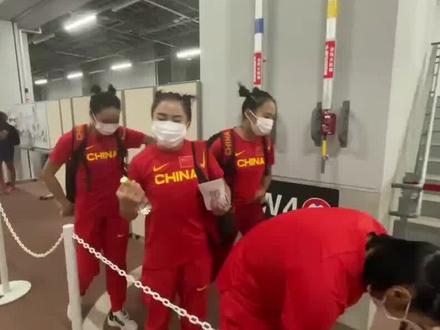 哪吒闹东京!女子4×100米接力决赛,梁小静、葛曼棋、黄瑰芬、韦永丽跑出42.71秒获得第六名,创造历史