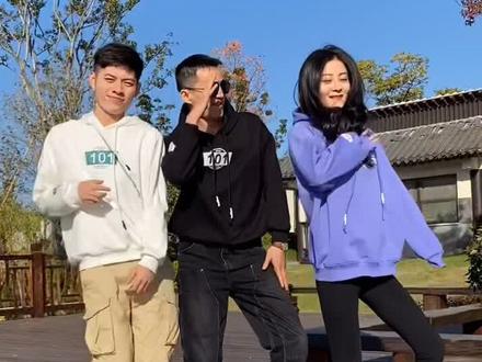 70后的小小爸摇得比我们两个90后还嗨,还说从来没蹦过迪,你们信不