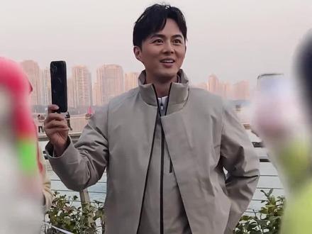 #老前辈艺人咋这有意思 四十岁不爱上网突然翻红的老辈子就是会疼人 #叶祖新 #叶祖新化身撒饭达人 #抽象 #饭撒