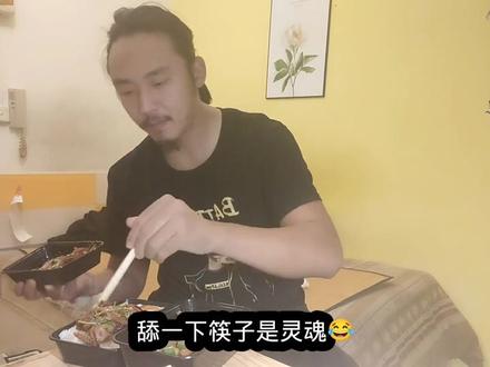 十万块放在支付宝一年,收益正好可以花两个月,中午吃顿好的
