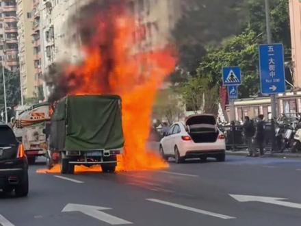 货车上的液体石蜡着火了,火势太猛了 #惊险一幕