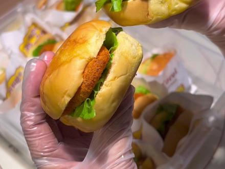 迷你小汉堡 学校门口摆摊经久不衰的就是这个迷你小汉堡了!成本低做法简单,可以快速出摊!#唯美食不能辜负 #摆摊创业 #摆摊小吃 #校门口的小吃摊#迷你小汉堡