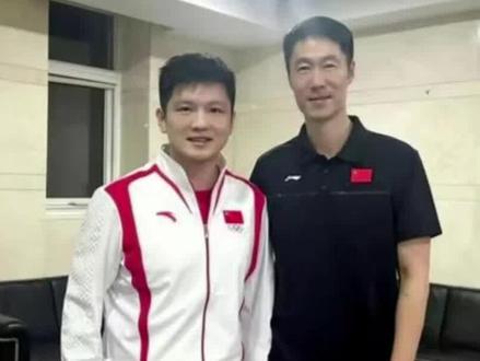 樊振东夺冠跑向王励勤!网友:有人就有江湖,只有沪队护小胖周全