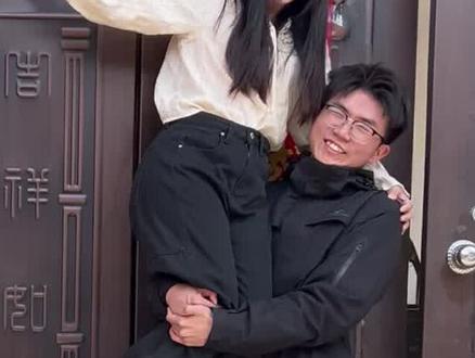 顶天立地,屁滚尿流的弟弟~ #真实生活分享计划 #扛肩拍照 #过年 #姐弟 #拍照姿势