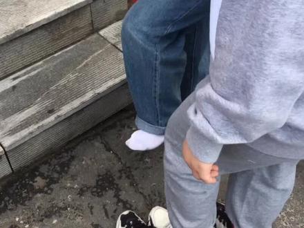 6月7日,吉林松原#考生因内增高鞋含铁无法进考场 :赶紧跑出来和妈妈换鞋!#2022高考护航 #致敬那些年我们的高考