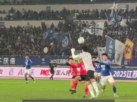 “双城赛”首回合,苏州队客场以3:0战胜南京队。李玮锋:看到年轻球员的未来