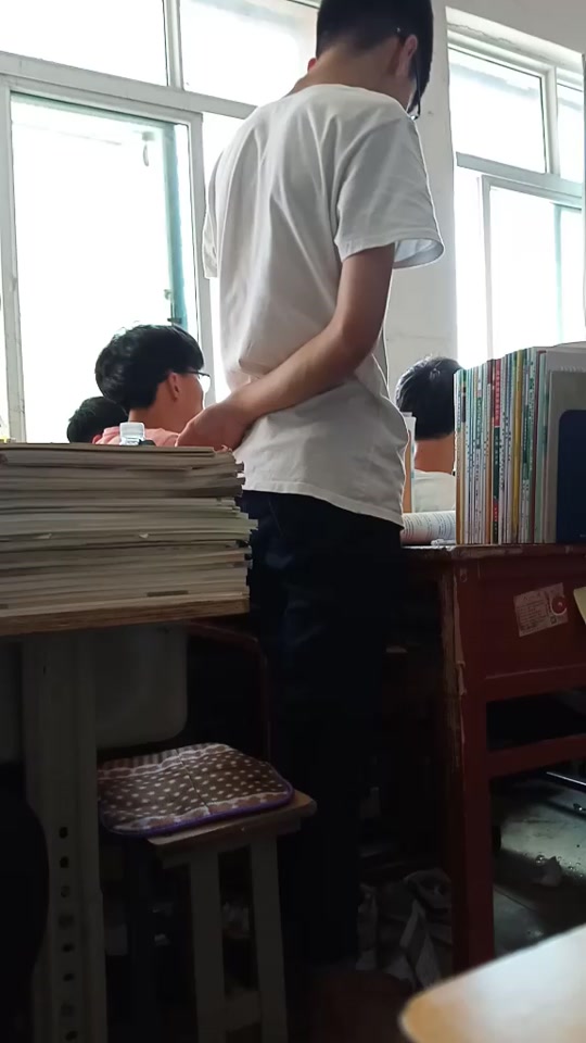 帅哥上课脱鞋 - 抖音