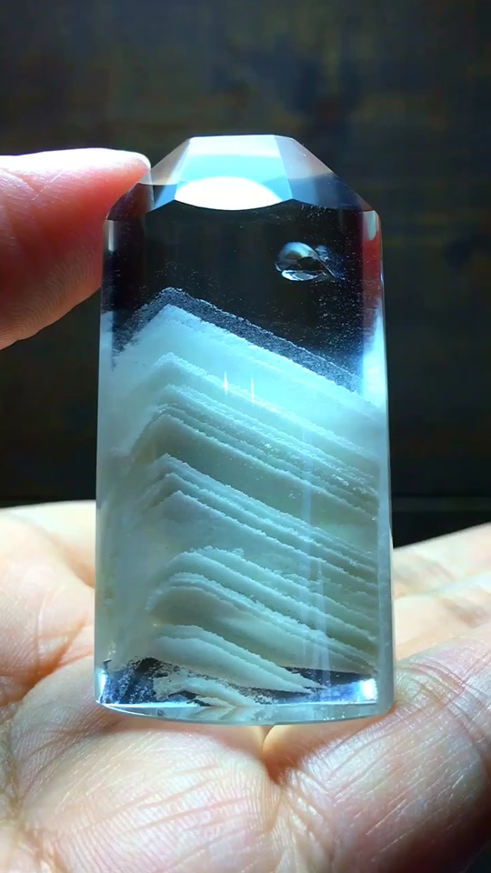 白幽灵千层水晶原石