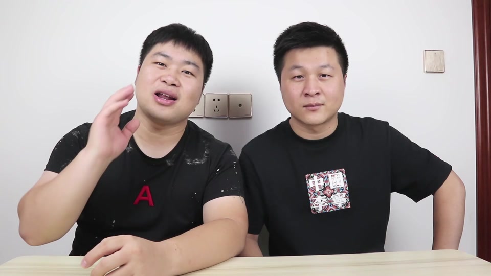 洋仔和大飞在家吃烧烤