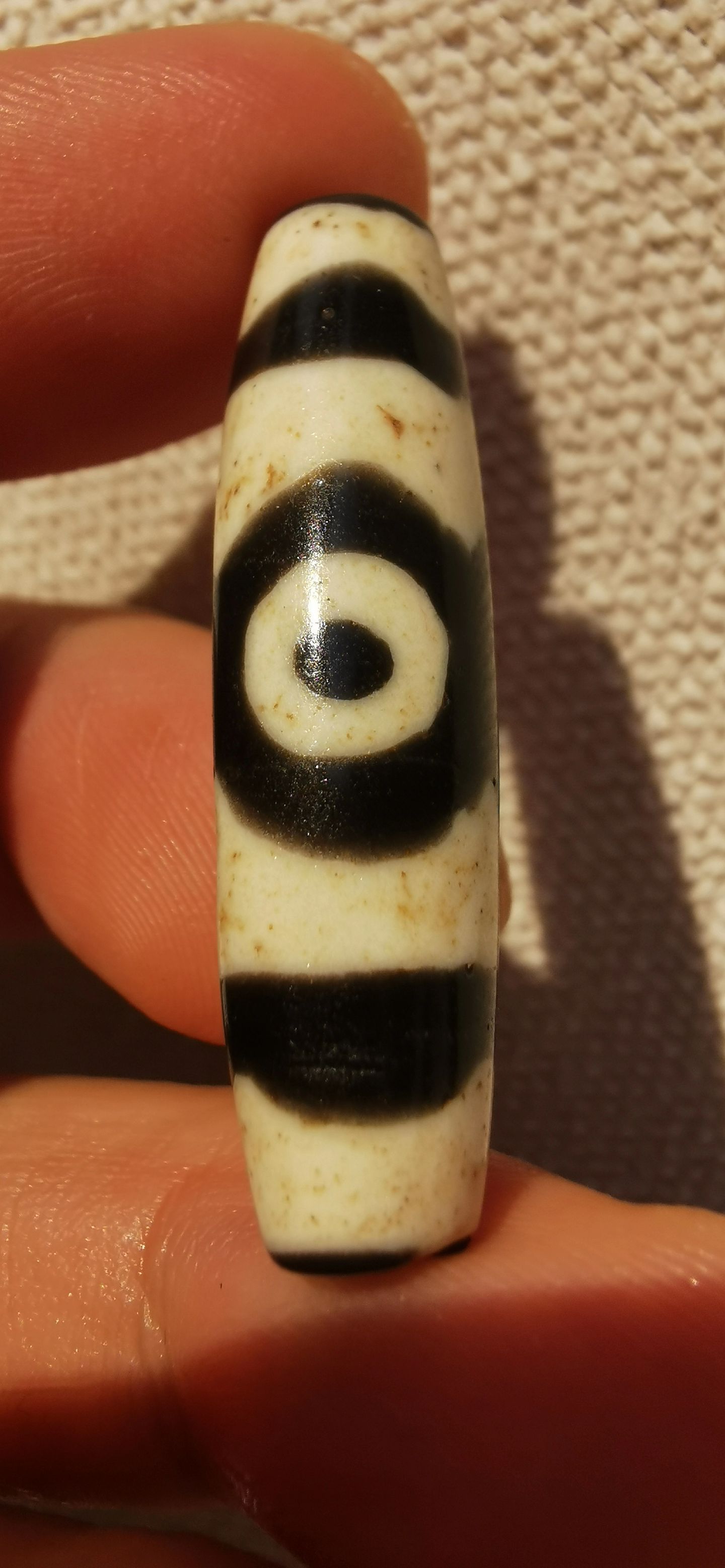 灰透老料莲花三眼老天珠,珠长:39mm,宽11mm,珠体超级润泽,质感玉化