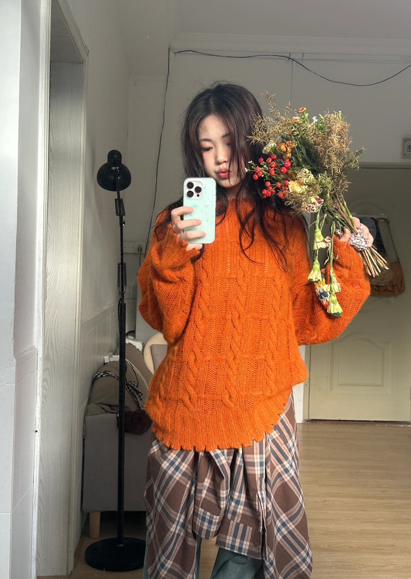 秋冬也需要一些亮色系 搭配最近很流行的狩猎焰 暖橘色毛衣不同材质的