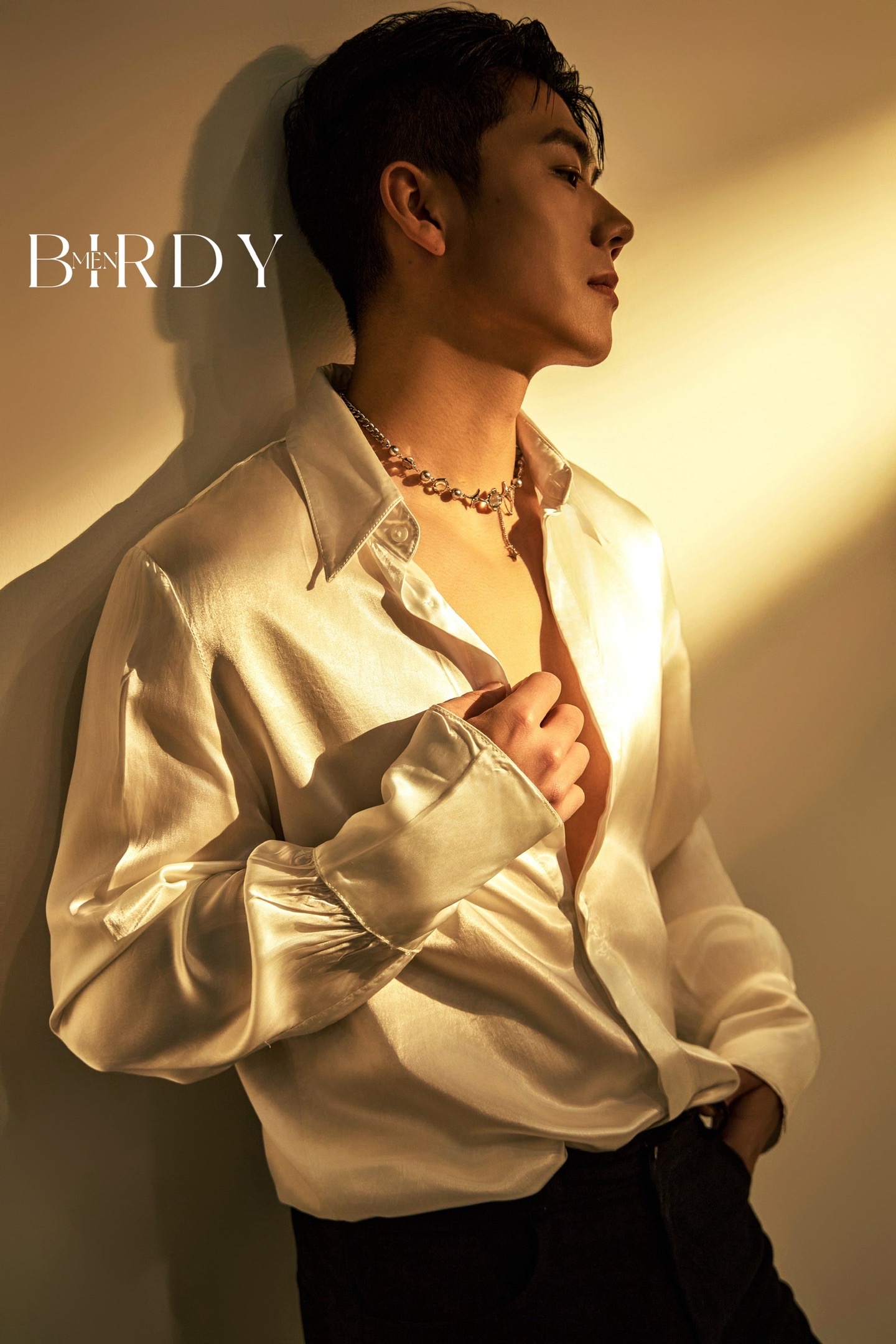 随心所欲的姿态 慵懒自信的眸光 尽显成熟男人的禁欲气质 #男生写真