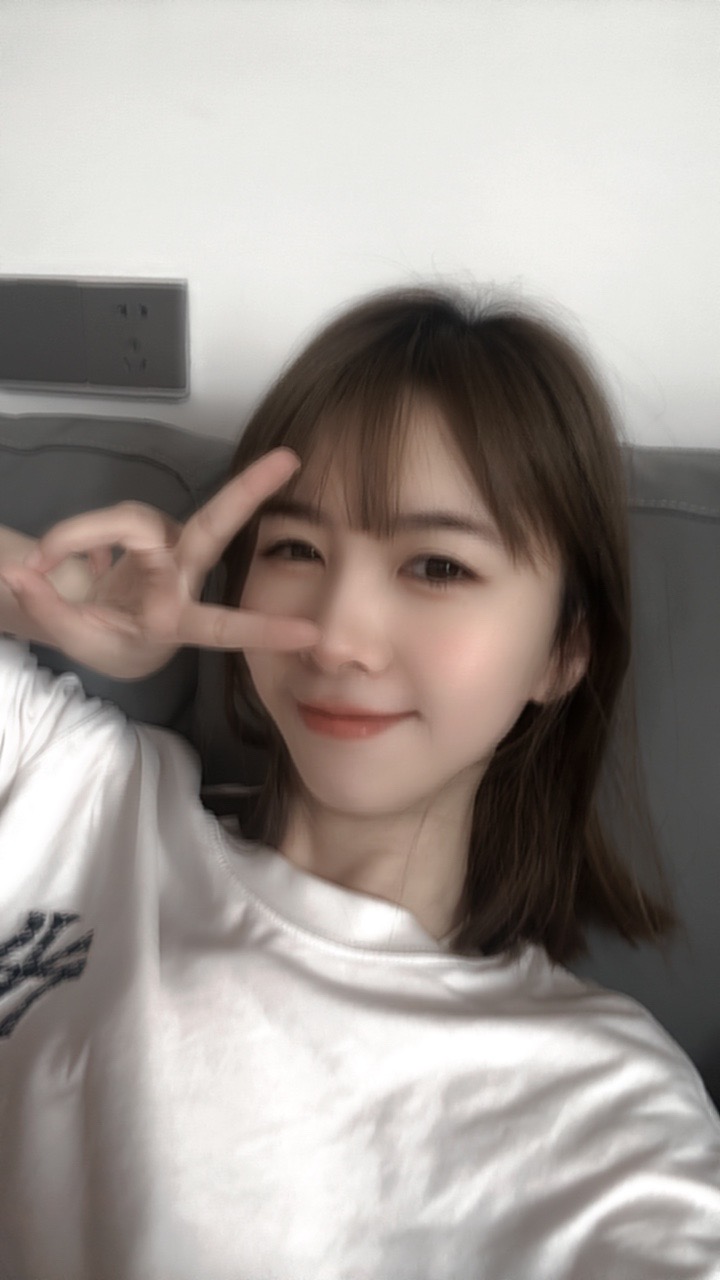 黄色小狗比耶手势头像