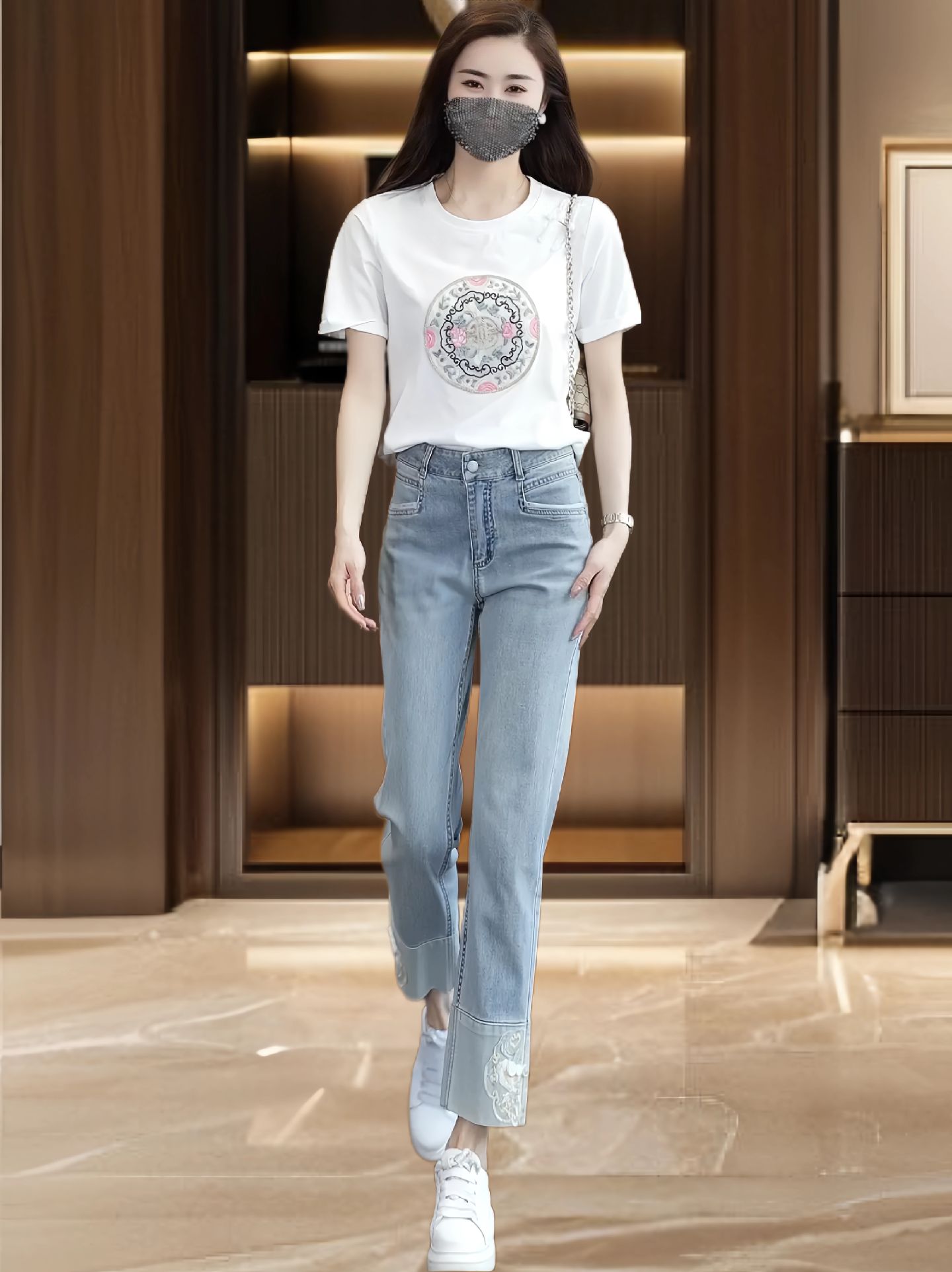 这款新中式国风牛仔裤,融合了传统与现代的设计元素,展现出独特的时尚