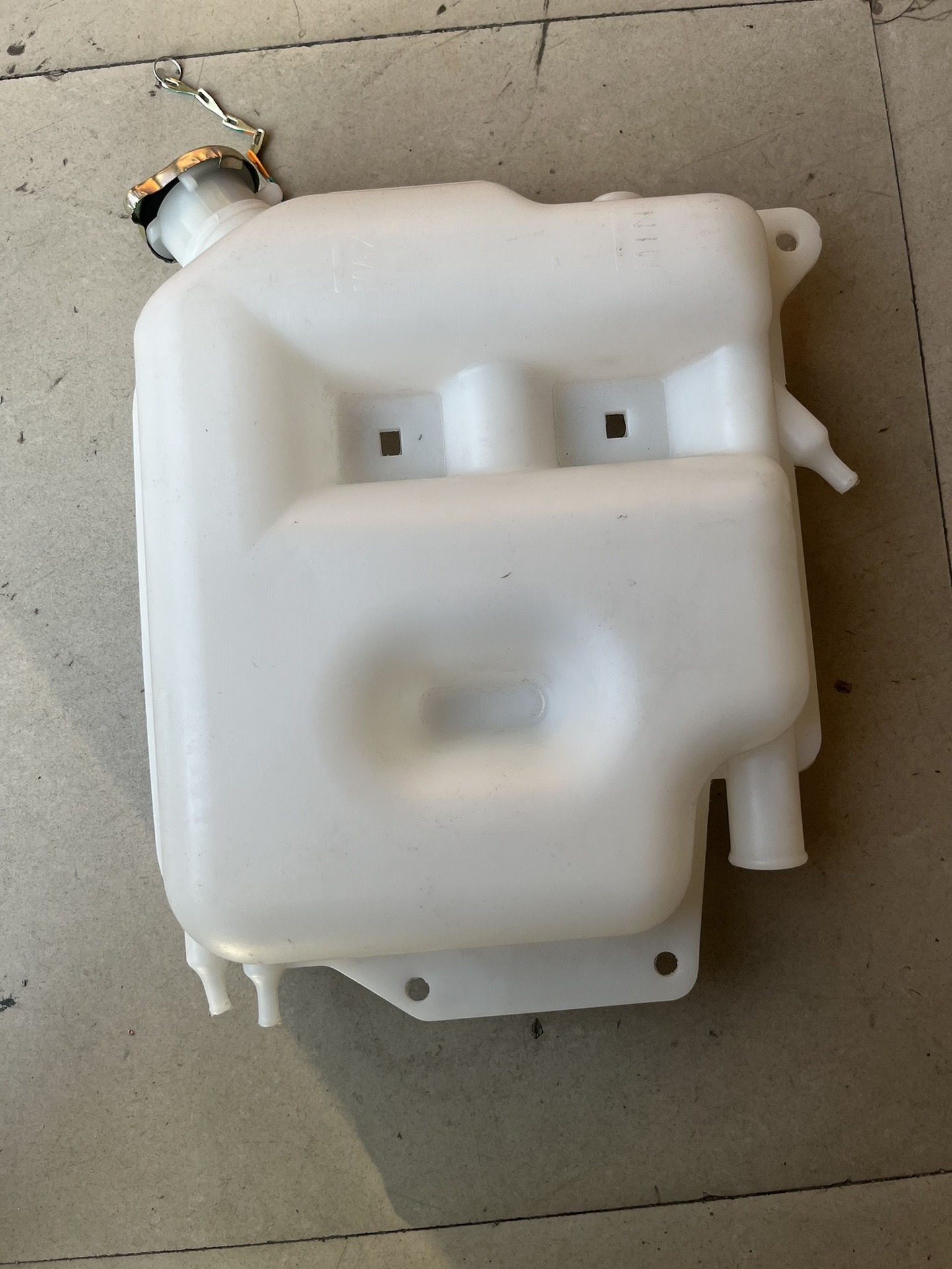 广州乐驾汽车部件:副水箱 膨胀水壶