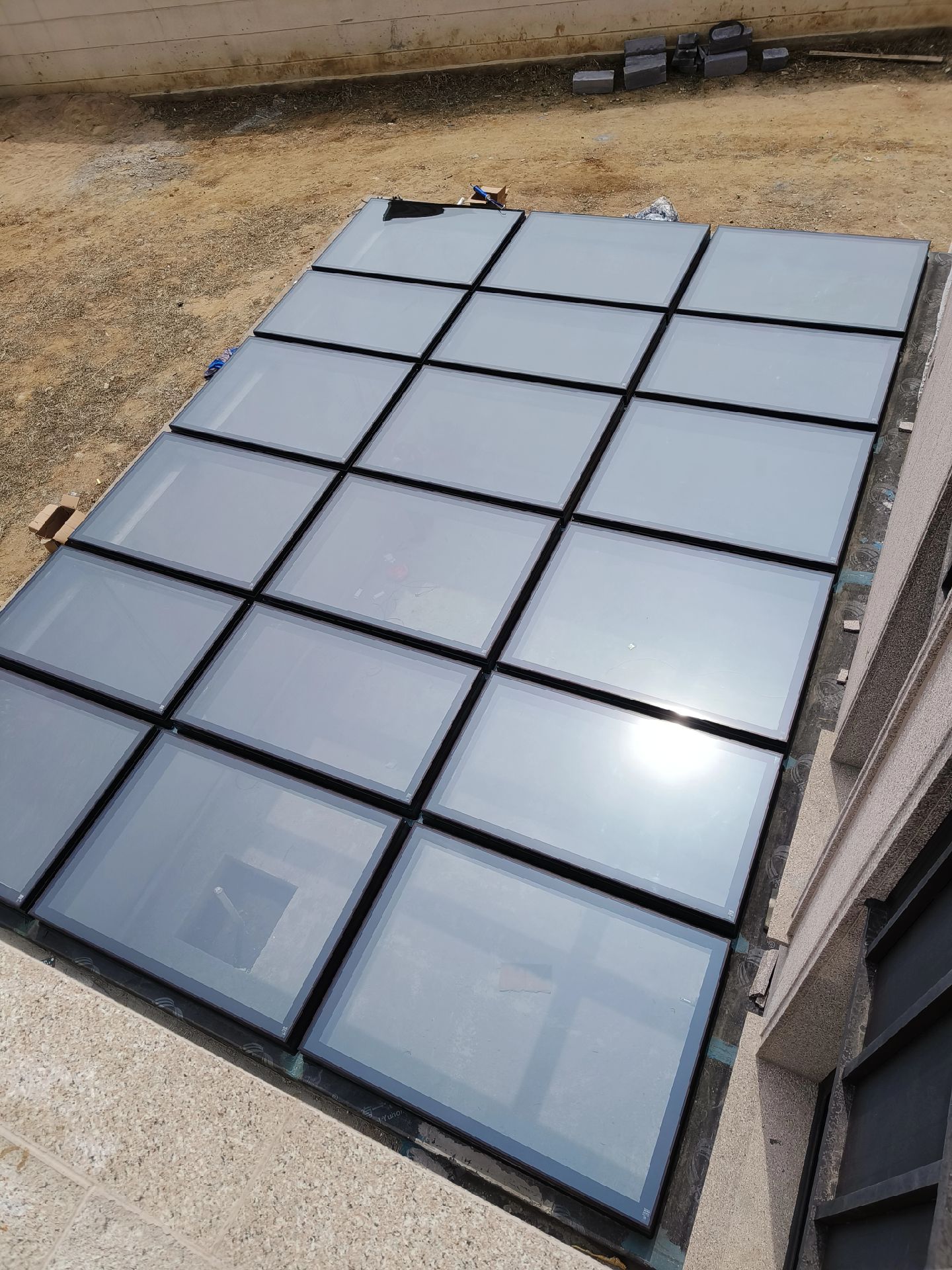 阁楼天窗,地下采光窗:70平的下沉庭院采光井安装完成