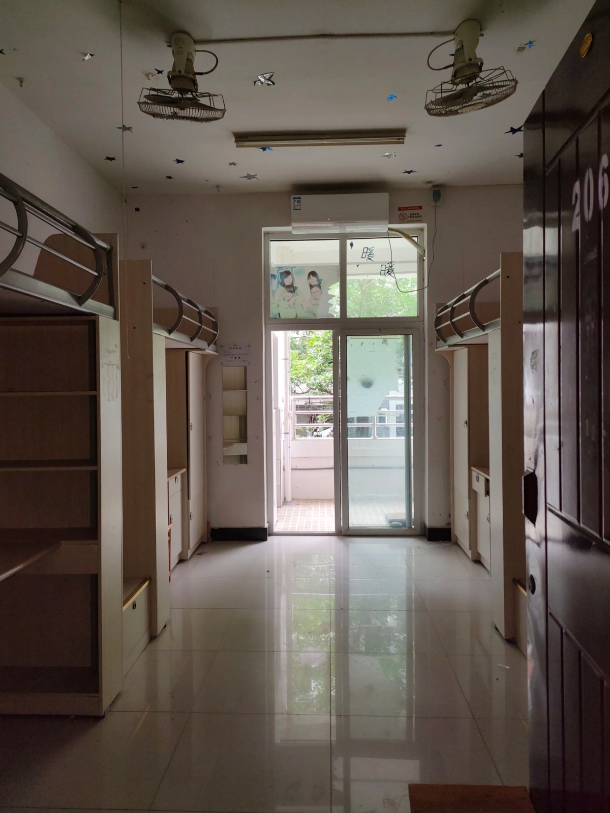 重庆三峡学院宿舍分为五人间和四人间,学校分 为山顶,山腰和山坑,四