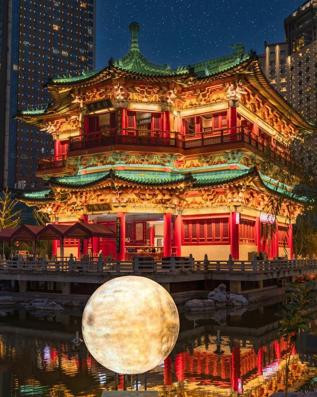 区沿江路,地处赣江东岸,赣江与抚河故道交汇处,为南昌市地标性建筑