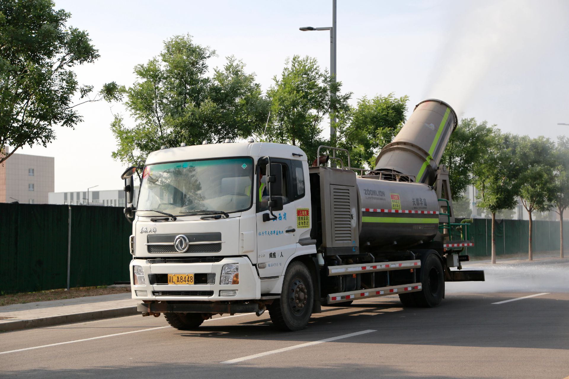作业车辆:中联重科雾炮车,100米,东风天锦上装,主打一个道路抑尘,作业