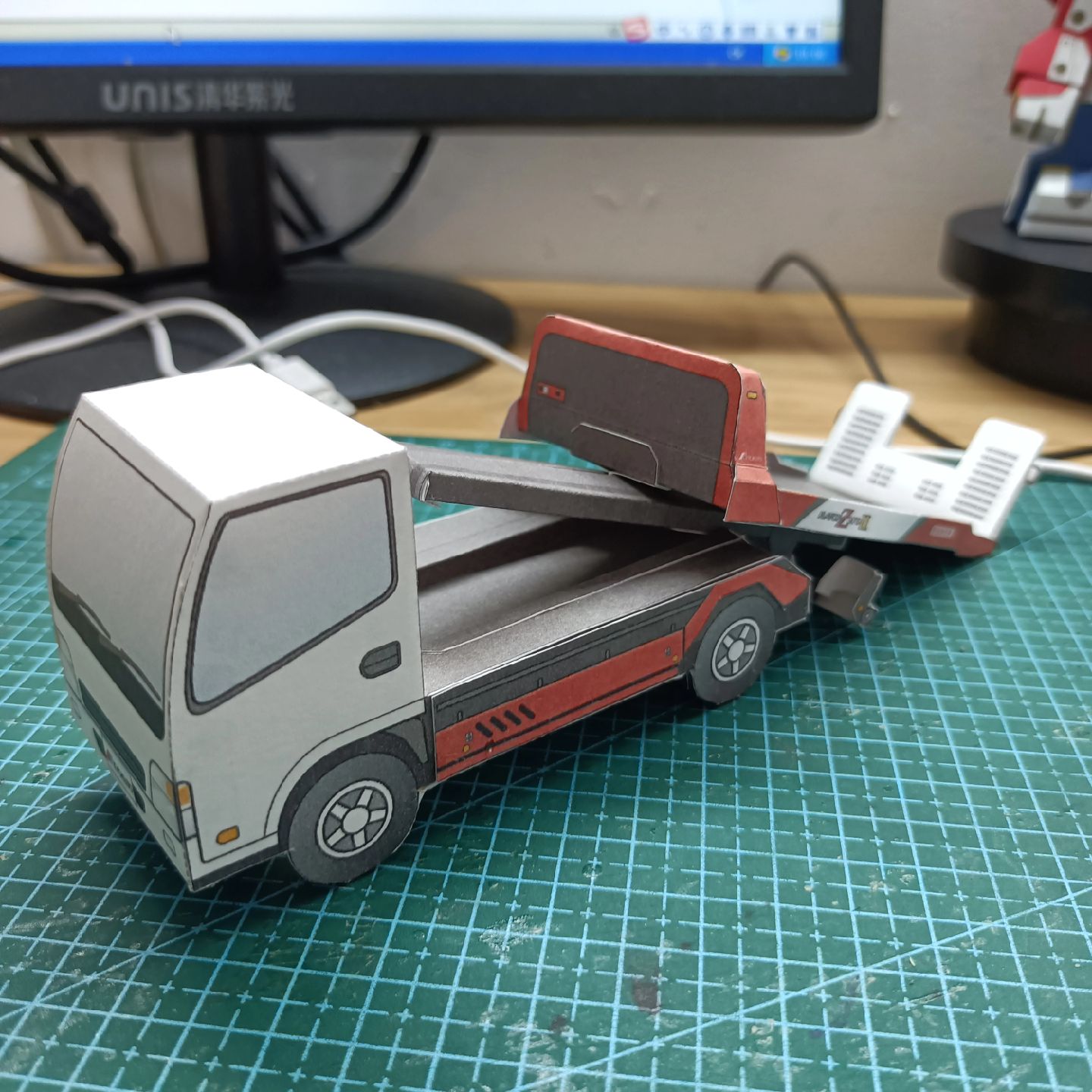 趣味纸模型:自动运输卡车纸模型.二页图纸已放评论区,有需要的自取