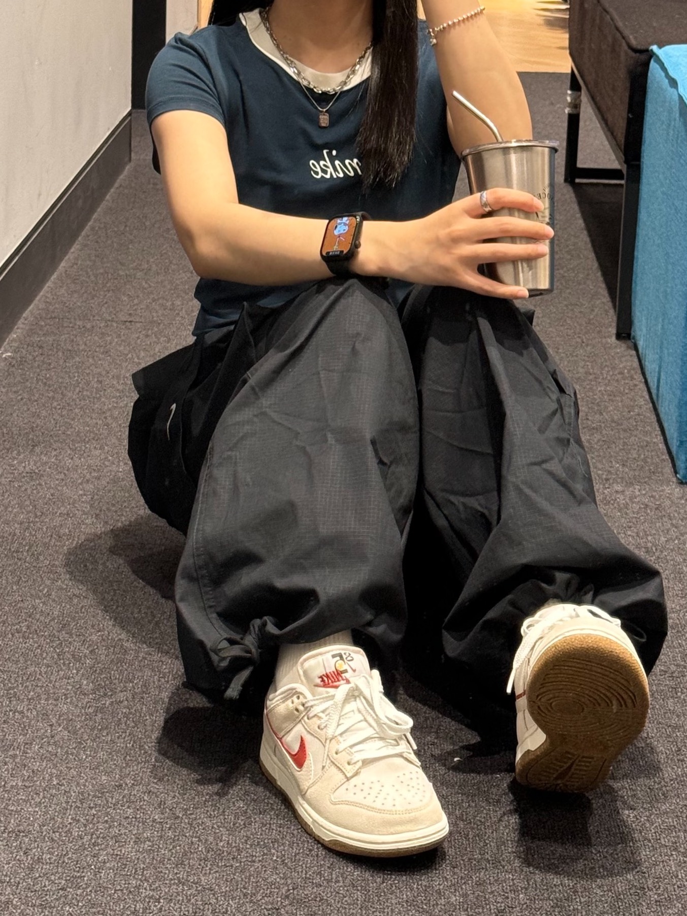 满满的复古感上脚轻盈像是没有穿鞋的脚感,裤子搭配了一条黑色运动裤