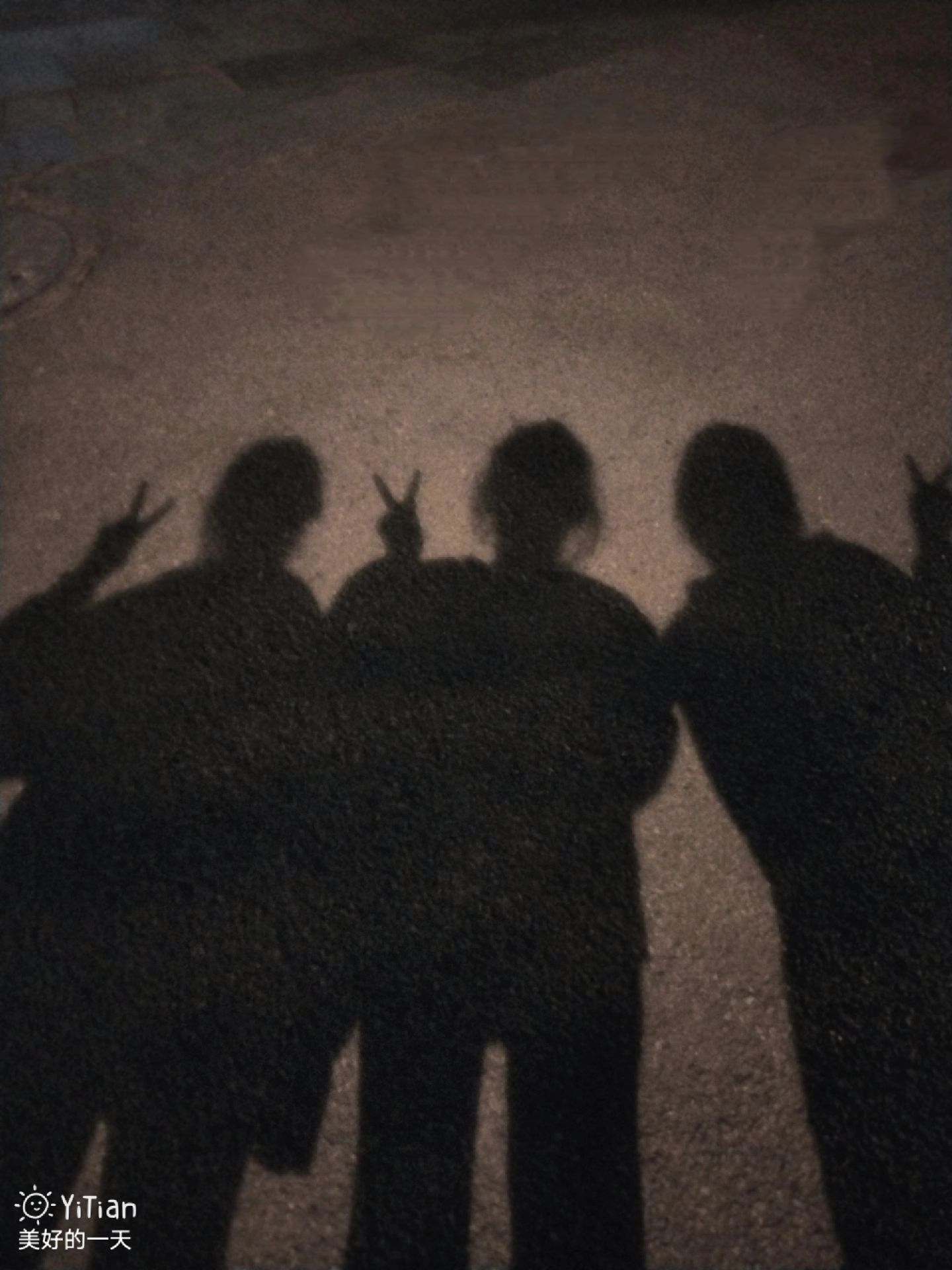 满月下的约定:快让你的闺蜜陪你一起拍影子照吧!