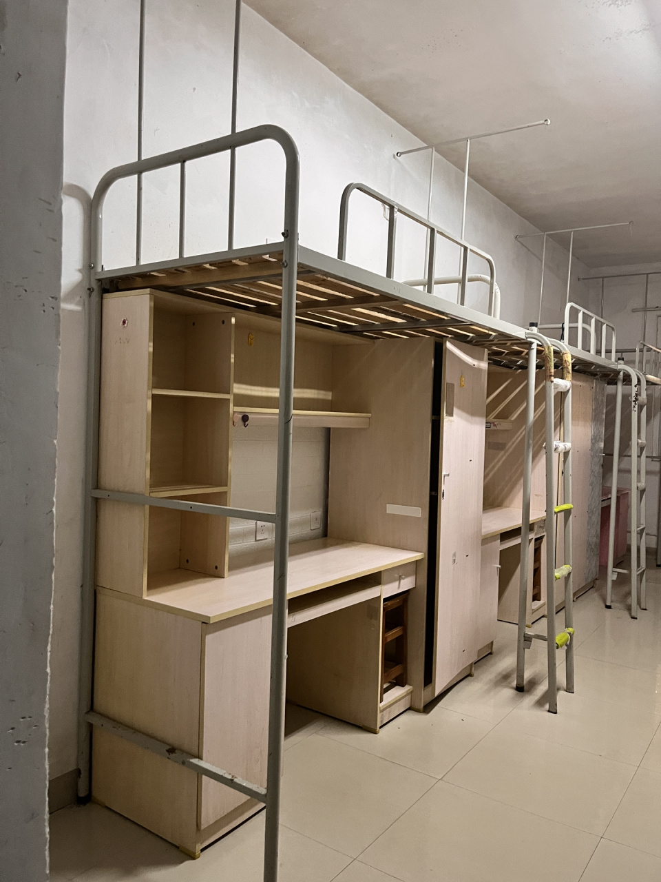 安徽学长:学校宿舍4-6人间,实行公寓化管理,每间宿舍内设独立阳台,均