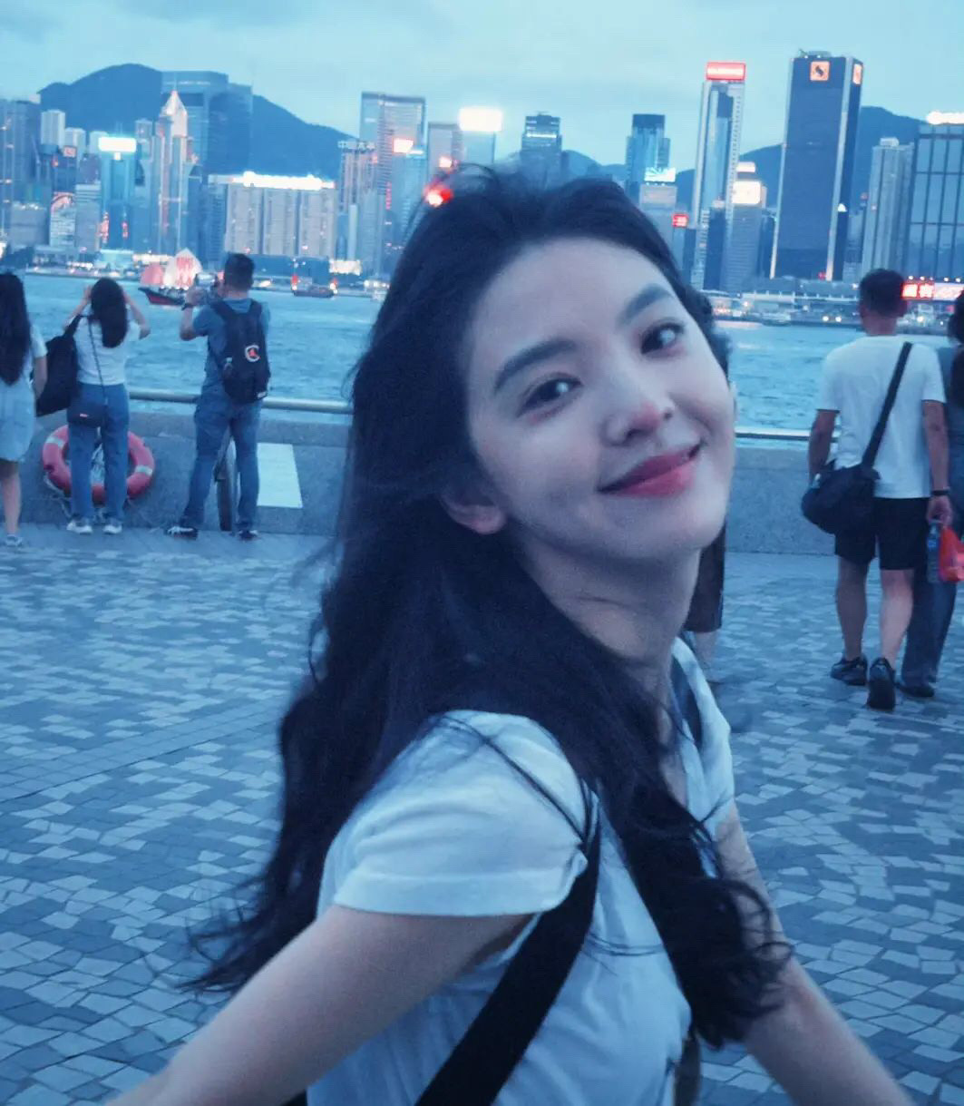 52710887065:初恋脸章若楠 章若楠的脸型是瓜子脸,具备了圆润的线条和