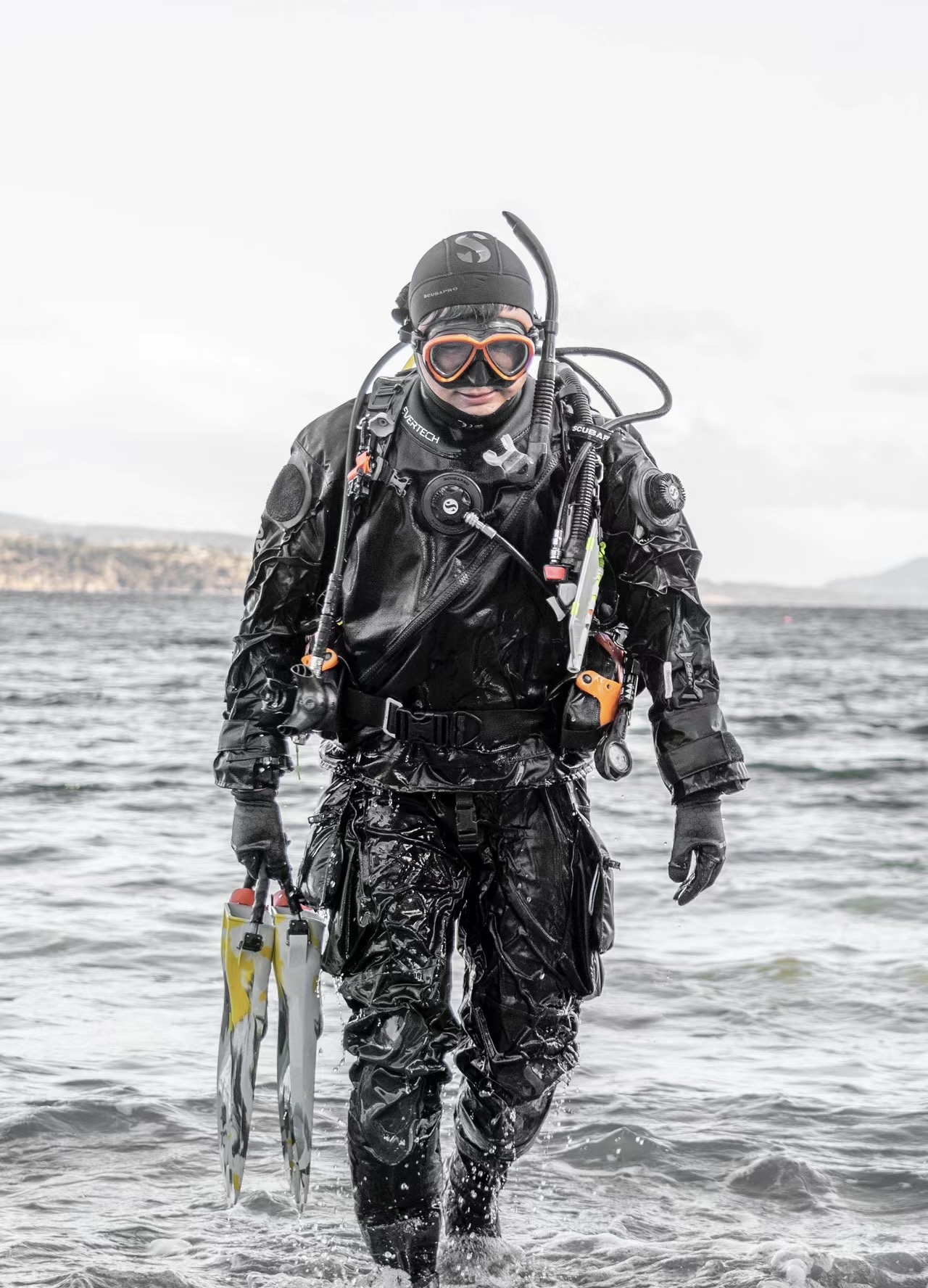 潜水员水下打捞y