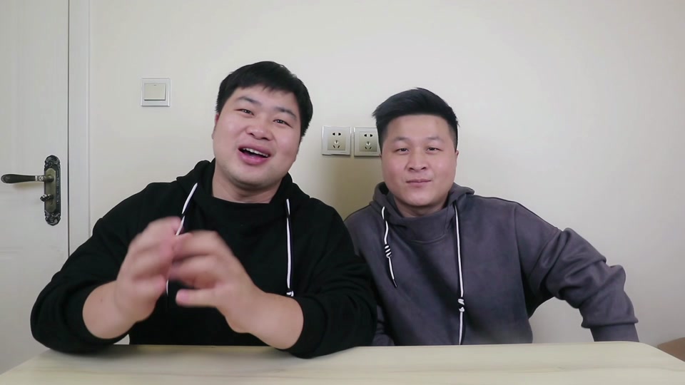 洋仔和大飞在家吃烧烤