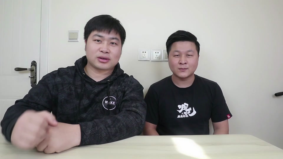 洋仔和大飞在家吃烧烤