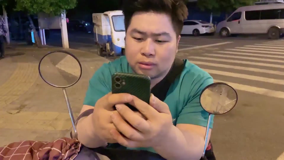 洋仔和大飞在家吃烧烤