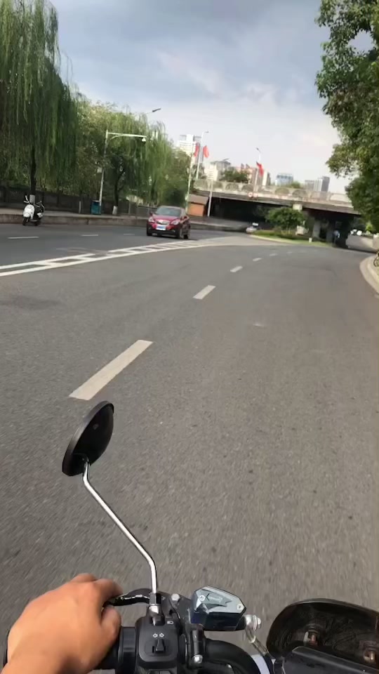 下雨骑电动车表情包 - 抖音